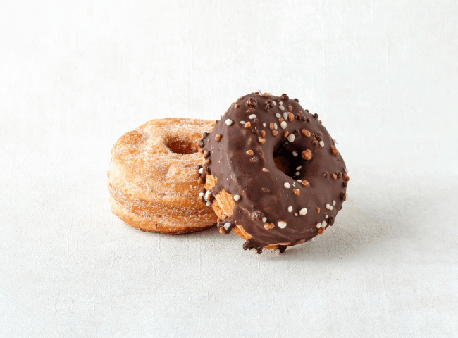 左:シュガークロワッサンドーナツ、右:チョコクロワッサンドーナツ