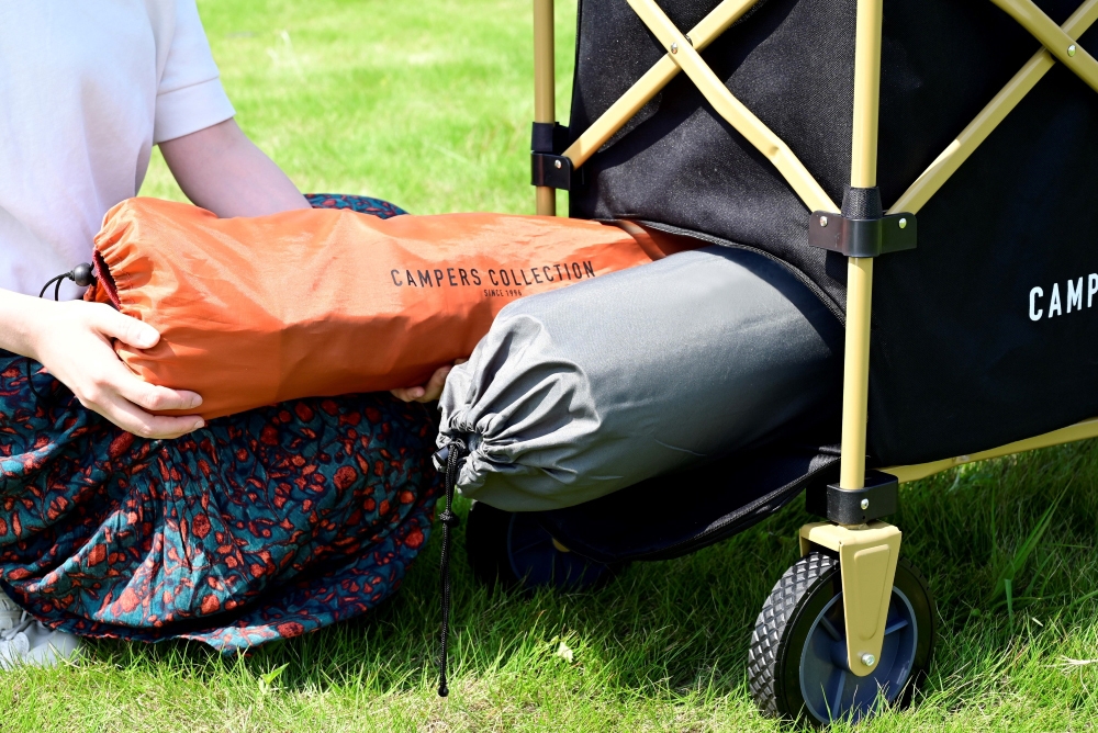 後部に設けた開口ファスナーで、長尺物も安定させて運搬が可能!