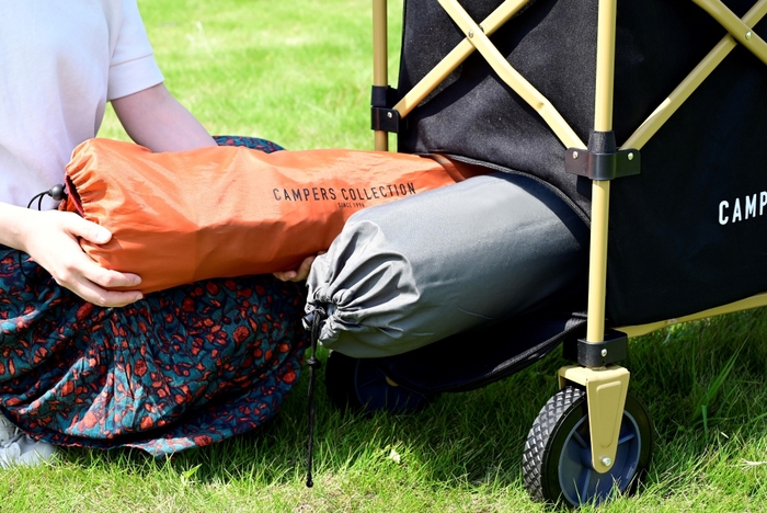 後部に設けた開口ファスナーで、長尺物も安定させて運搬が可能!