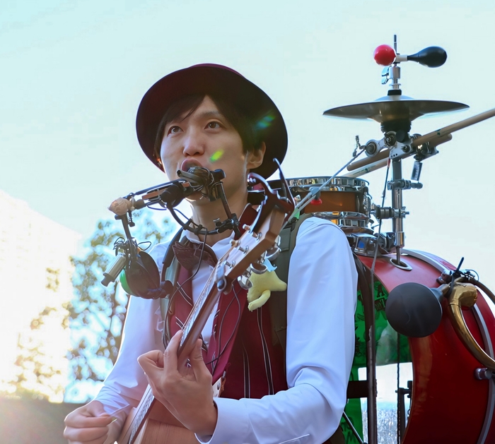 1人で多数の楽器を同時に演奏「油井ジョージ ワンマンバンド」