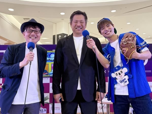 「TOKAI RADIO公開収録 Live Dragons!   atイオンモールナゴヤドーム前」に出演した辻本達規と、ガッツナイター解説者・山﨑武司、TOKAI RADIO アナウンサー源石和輝(2025年5月17日実施)
