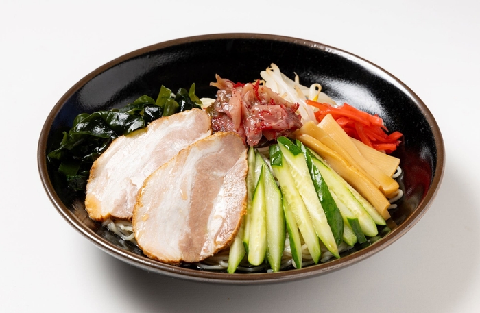 秘伝のタレに黒酢を加えて、さっぱりとした味わいの特製『冷やし中華』(標準価格:930円(税込)) ※イメージ