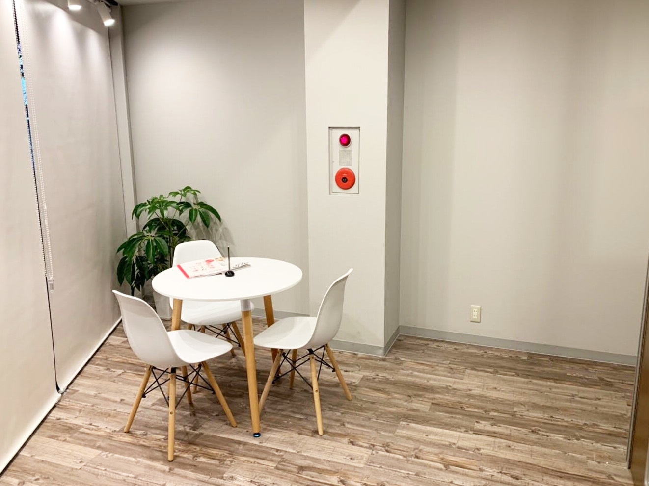 お酒買取専門店ファイブニーズ 新宿歌舞伎町店 待合スペース