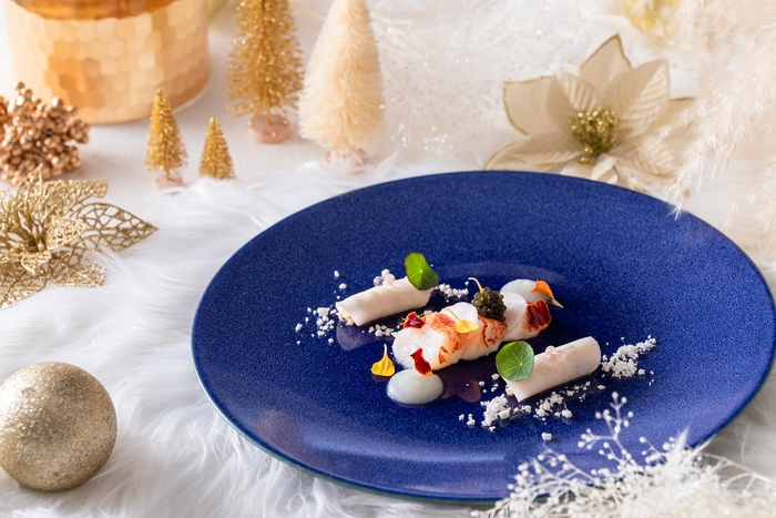 前菜 / 白雪姫:しっとり火を入れたオマール海老とズワイ蟹のサラダに今市蕪を合わせました。オマール海老は今市蕪のピュレとキャビアに甲殻類のエキスのソース。ズワイ蟹はエシャロットとディルを合わせ、ヴィネグレットでマリネした今市蕪で包み、ラビオリに。2種類の甲殻類と今市蕪の甘味や食感を楽しんで頂く贅沢な一品。