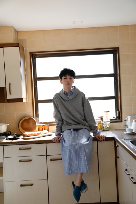 セーラーカラーのスウェットシャツ￥28,600＊9月発売、スリッパ￥17,600(全て税込)