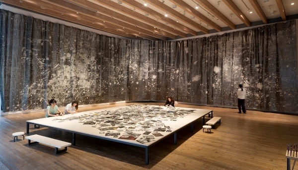 《 新聞紙のドローイング 》2017｜撮影 Omote Nobutada