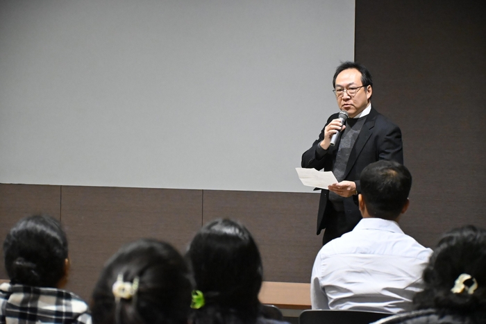 受け入れ責任者を務めたマテリアル研究センター長の丸山教授