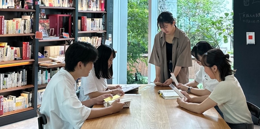 「Shiori Note」の商品サンプルを確認する廣田ゼミの学生