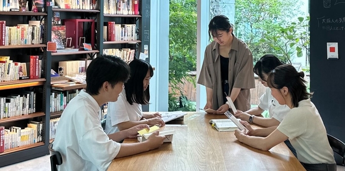 「Shiori Note」の商品サンプルを確認する廣田ゼミの学生