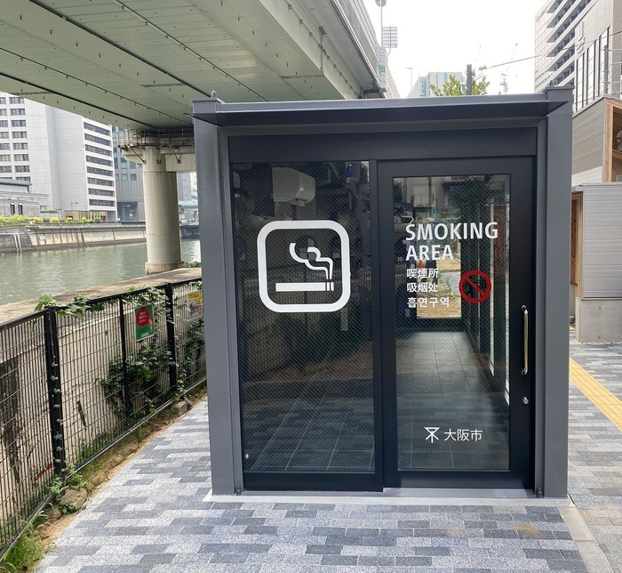 屋外用コンテナ型喫煙室(堂島公園) 入口 バリアフリー部分2