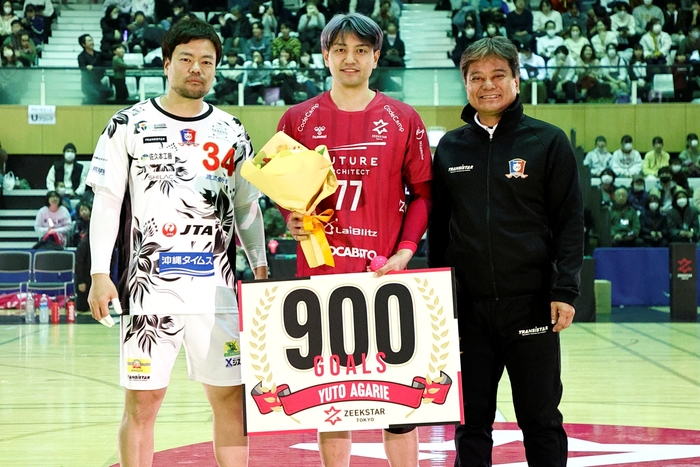 中央：副キャプテン東江雄斗（23年11月25日JHL通算900得点達成／23年12月末現在 通算得点歴代6位、現役4位）