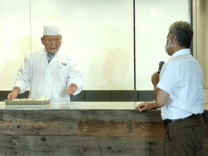 【料理プレゼンテーション】左から畑耕一郎氏(辻󠄀調理師専門学校日本料理技術顧問)、川崎寛也氏