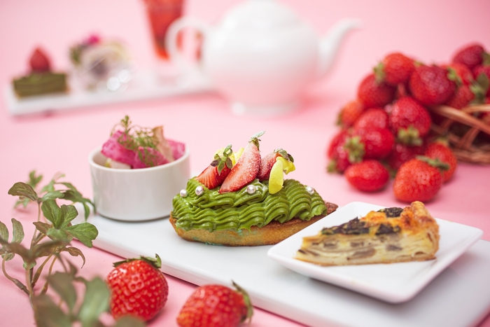 左から、「ソフトサラミとポテトサラダ」・「苺と抹茶のフィナンシェ」 「カニとほうれん草のキッシュ」