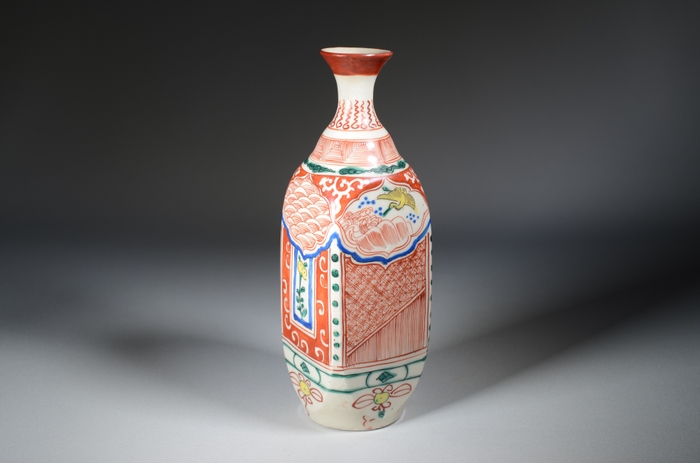 (3)吉田屋から宮本屋≪波に鶴図小紋四方徳利≫ 個人蔵