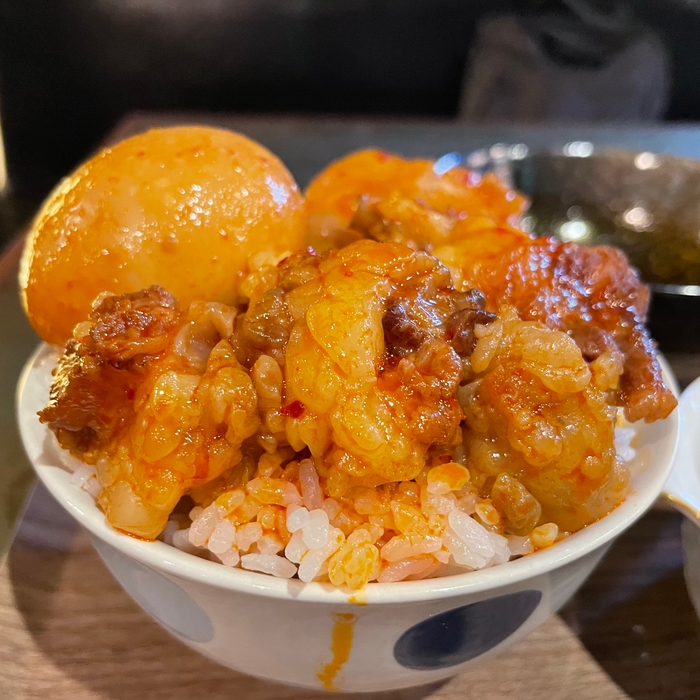 牛すじ煮込みをご飯に