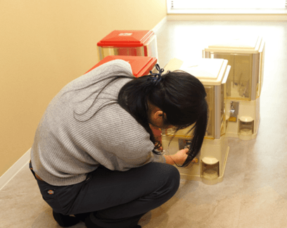 製品の流通を支える、代表自身の背中