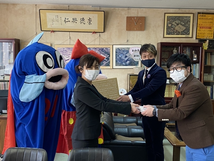 オリジナル立体マスク寄贈の様子2