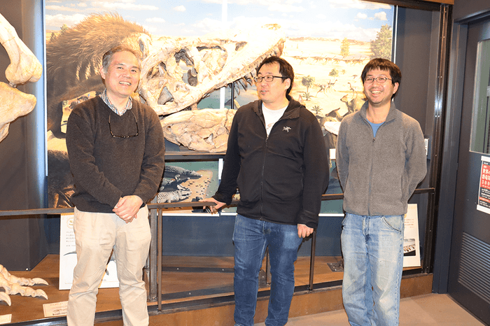 「恐竜学」を執筆した（左から）辻極教授、千葉講師、高崎助教＝岡山理科大学恐竜学博物館で
