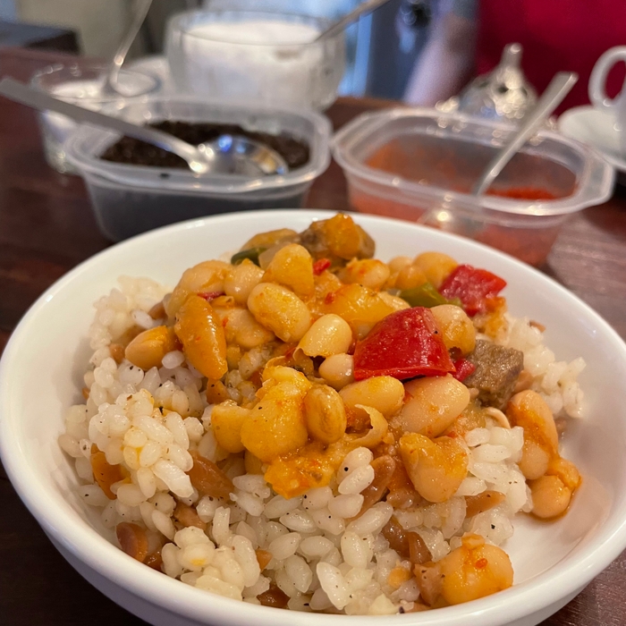 白マメの煮込みクスクス入りご飯