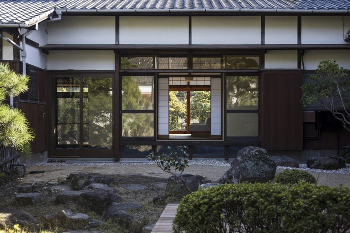 窓を開けると風の通り抜ける母屋