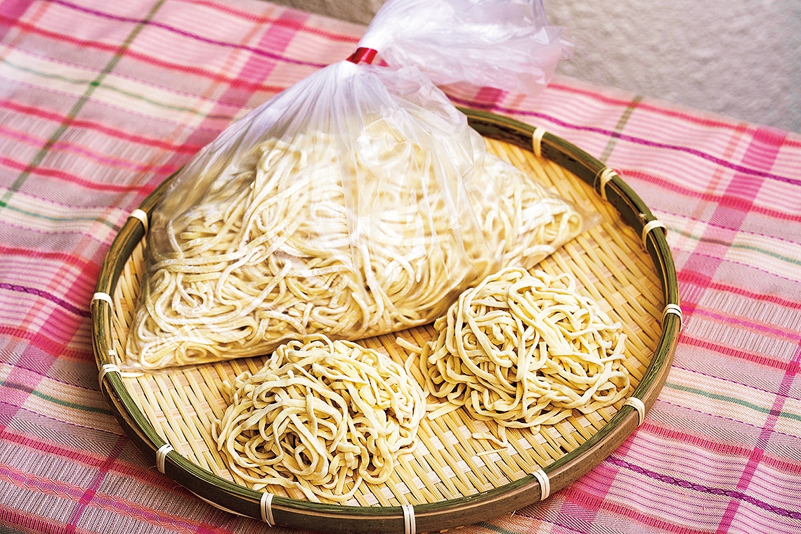 【タイラ製麺所】「自家製沖縄そば手揉み麺」(スープ付)