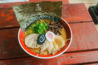 淡路島西海岸の人気グルメスポット「淡路シェフガーデン by PASONA」 「NARUTO＆BORUTO 忍里」から『ラーメン一楽』が限定出店！ 2025年4月24日（木）よりオープン