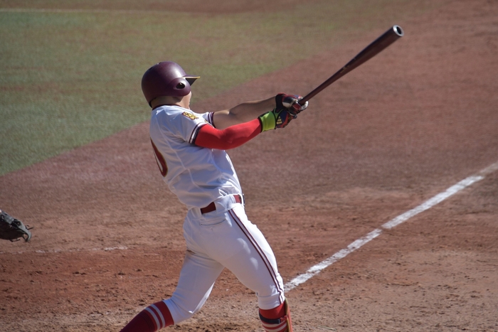 2点タイムリー三塁打を放つ山蔭主将