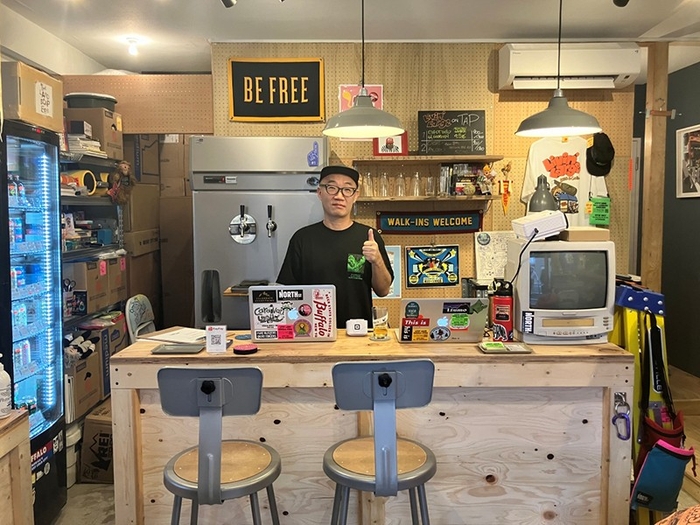 いずれも2024年度の空き店舗活性支援事業で採択され、オープンした3店。上から、冷凍餃子の無人販売店を改修した「リビンラージ ビア&ギャラリー」(長崎4-4-8)