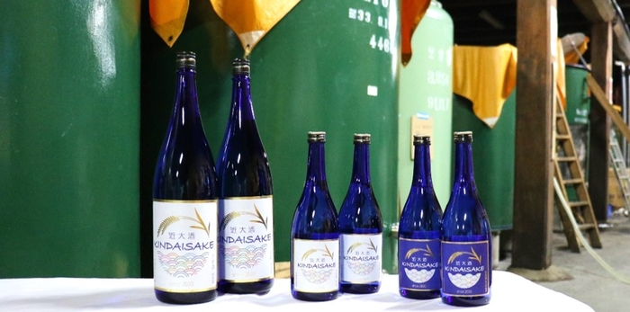 近大酒 純米酒一升瓶（左）、純米酒720mL（中央）、純米吟醸酒720mL（右）