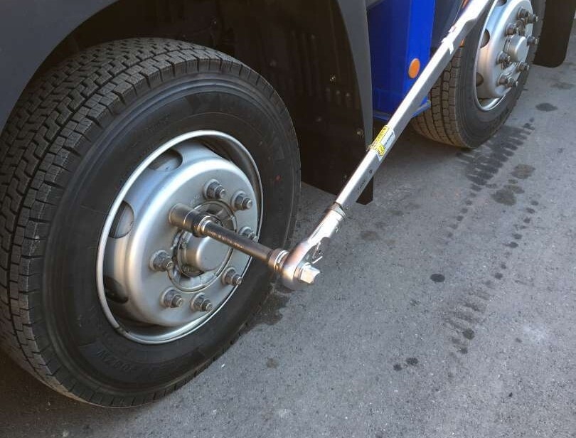 大型トラックのタイヤには、60~80個のナットが装着されています