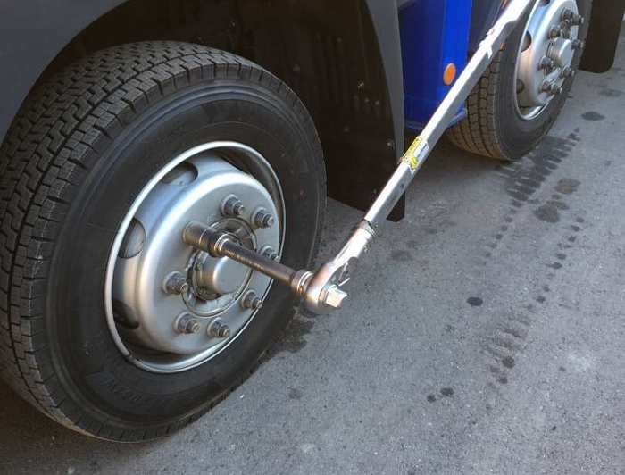 大型トラックのタイヤには、60~80個のナットが装着されています