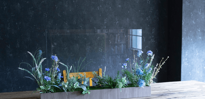 自立式アクリルパーテーションとアーティフィシャルフラワー(造花)デザイン