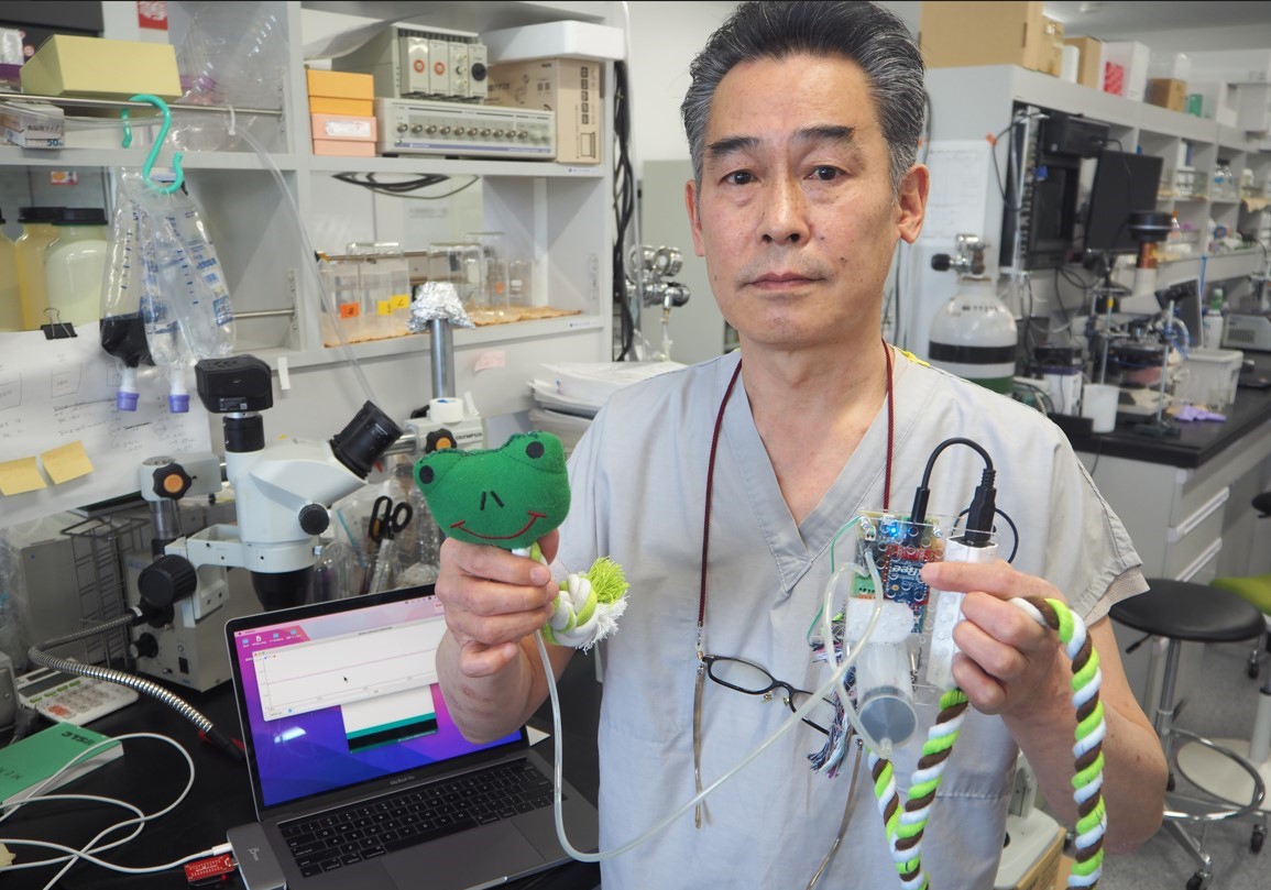 フレイル早期発見のために開発したデバイスを手にする水野教授