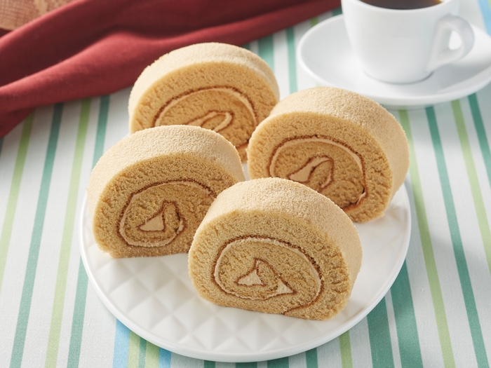 4つに切れてるロールケーキ (ベトナムコーヒー)イメージ画像