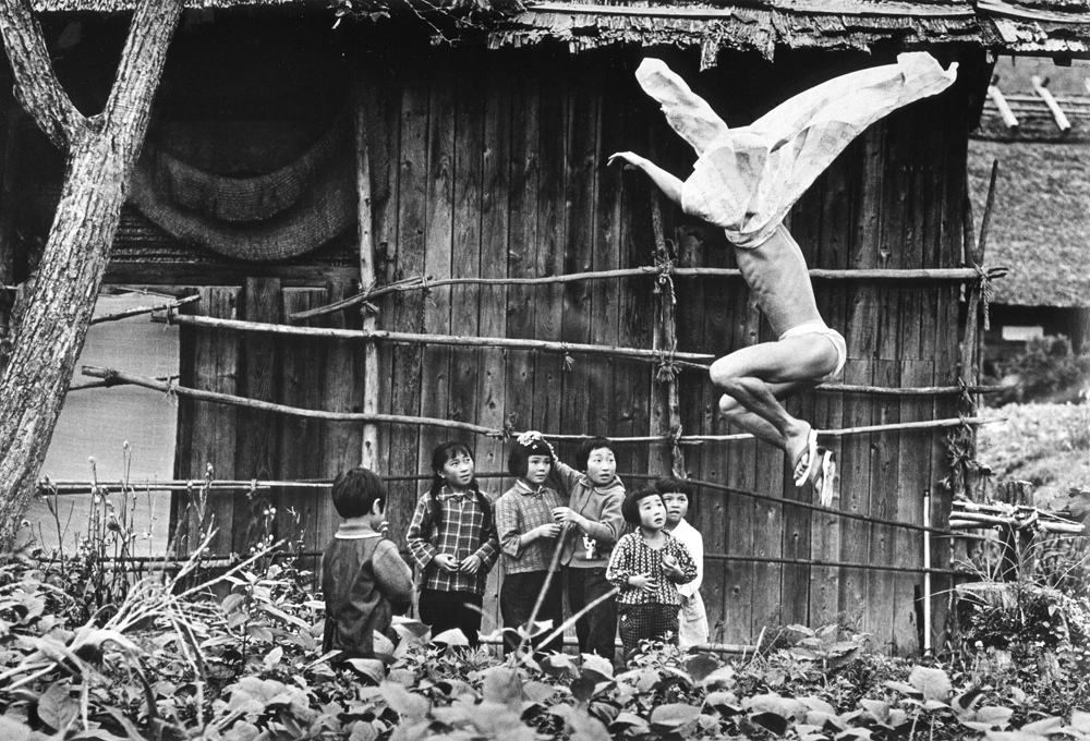 細江英公《鎌鼬 作品17》 1965年 (C)Eikoh Hosoe