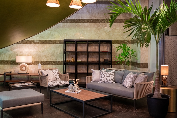 株式会社マルキン SENSO de VITA ショールーム1F アウトドア家具とリゾートインテリア