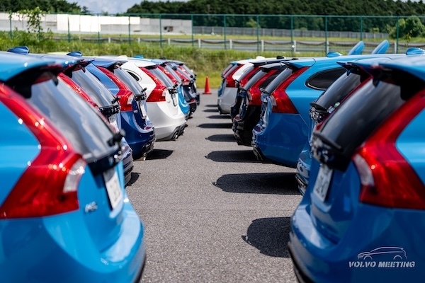 沢山のボルボのテールランプが並ぶ