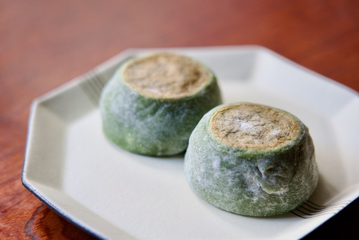 お米や薬草の宝庫である、長浜の恵みを贅沢に使用した「焼き餅」