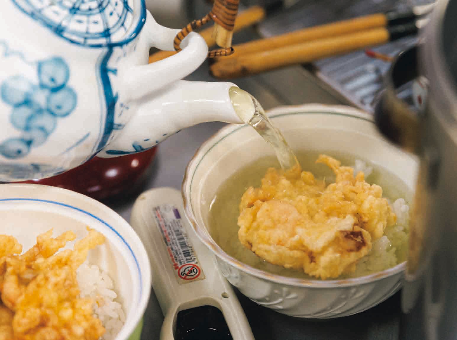 赤坂「花むら」で、食事の最後にかき揚げを天茶で。「父が早くに亡くなってから、母一人、子一人の人生だったので、母が闘病の末に亡くなった時、ひどい喪失感があったけれど、子供の頃に母と過ごした時間や一緒に食べた天ぷらが、確かにこのお店にあった事で、僕は随分と救われた」
