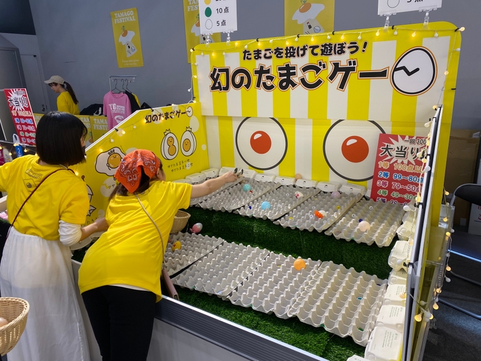 おもちゃの卵を10こ壁に投げ当てて落ちたところの点数で景品ゲット!