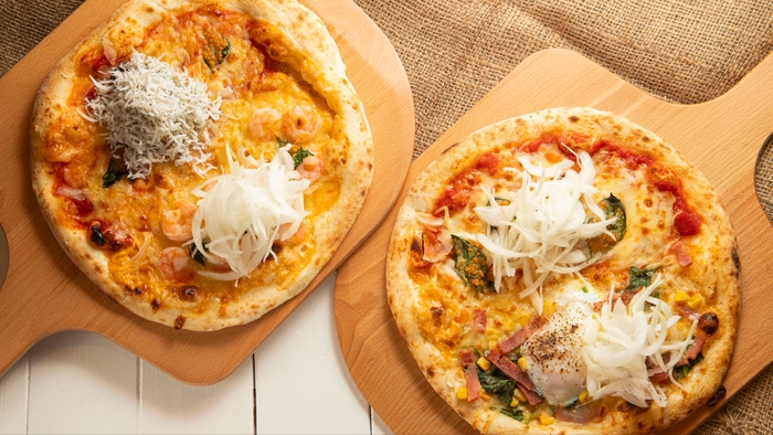 ▲淡路島産しらすピッツァ×はちみつえびマヨナーラピッツァ(左)、淡路島ピッツァマルゲリータ×淡路島玉ねぎとほうれん草ベーコンの温玉ピッツァ(右)