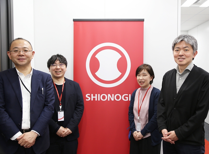 (左から)調達戦略グループ 高須様、井上様、南様、高見様