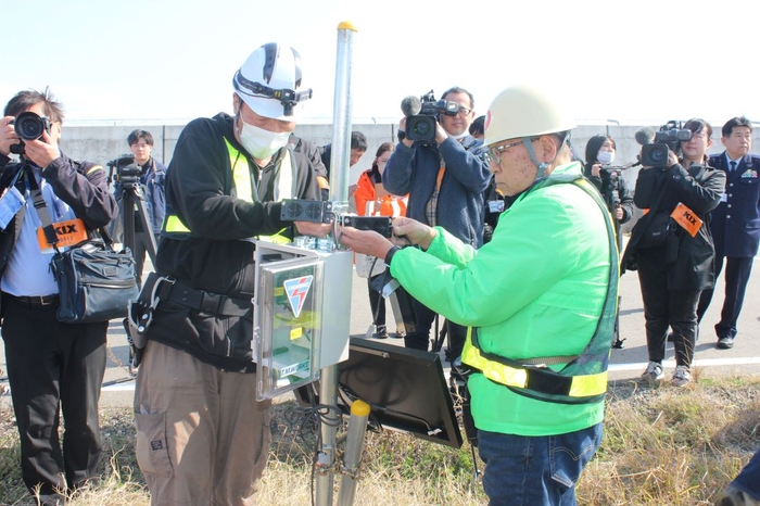 バードソニックのスピーカーを取り付ける辻教授(手前右)と渡邊さん