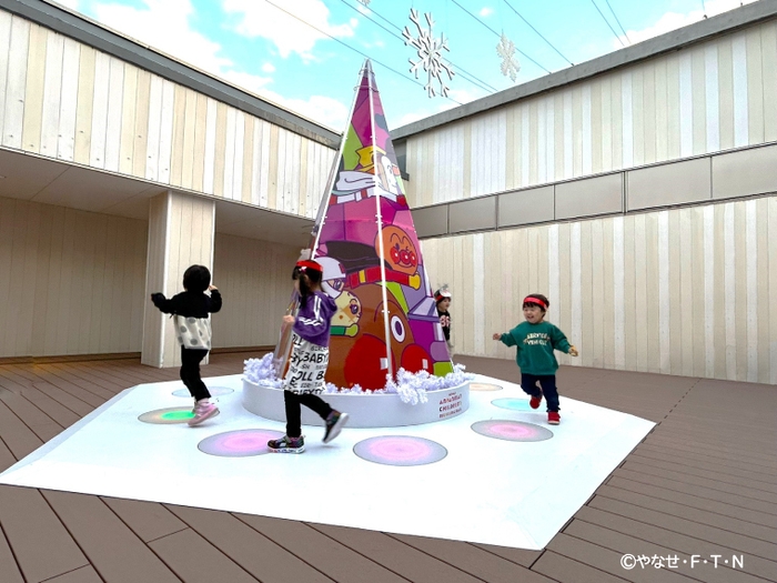 音が鳴る体験型の冬装飾「サウンドタワー」