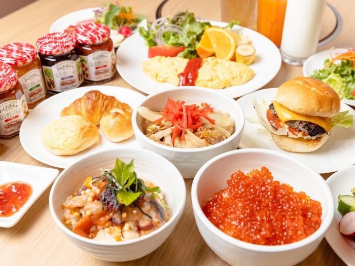 朝食:「いくら丼」や海鮮漬けに出汁をかけて食べる「なまらめし」、オリジナルハンバーガーが大好評