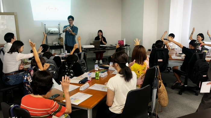 講師の質問に元気に手を挙げる子どもたち