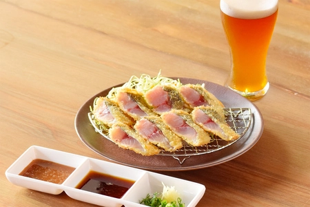 神奈川県小田原市 創業430余年の地元魚問屋が運営する 海鮮食堂『小田原漁港 さじるし食堂』が、 昼から飲める「半生アジフライ・生ビールセット」を 6/1から提供開始