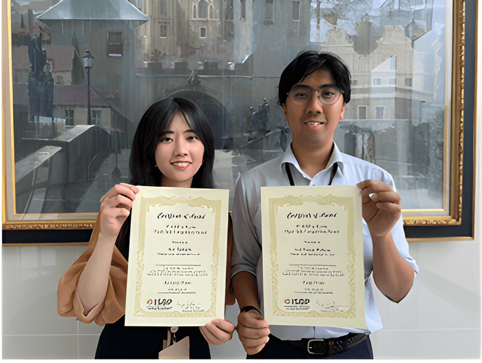 Flash Talk Competition Awardを受賞した ファーマフーズ開発部のArif(右)、田村(左)