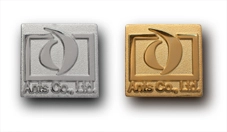 PINS FACTORY（ピンズファクトリー）株式会社アンツ様の社章を製作いたしました			★メッキ違い２種をスーツに合わせてコーディネート