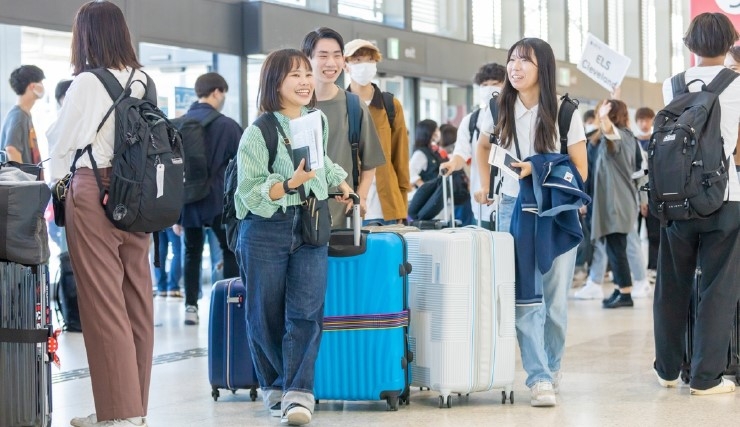 令和4年(2022年)9月、留学出発直前の国際学部生の様子(大阪国際空港にて)